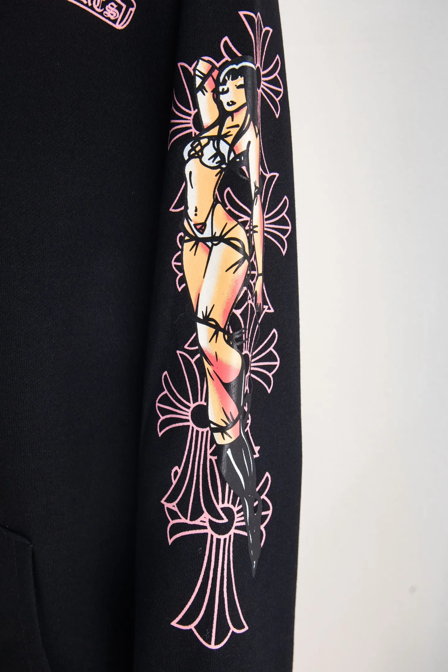 P280 Style number: Y265 Chrome Hearts Deadly Doll co-branded comic girl zipper long-sleeved hooded sweatshirt jacket. Heavy production. Scan the QR code to enter the official website in seconds. All customized originals are the same. Many details. What you see is what you get. Look for the exclusive background. Zhengerbajing 500g pure cotton large terry fabric. All fabrics have been shrunk in advance. Quality first. What you see is what you get. The pattern will not change after one wash. Distinguish some disposable clothes in the market. Three standards The packaging is complete, all original versions are restored and customized, the same style for men and women is versatile, a more classic version, the version is very unique, hangtag, hanging particles, washed, packaging bag, full set of accessories, very good appearance, super exquisite workmanship, color: black, size: S-XL